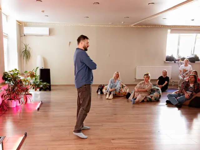 Константин Федосов обращается к сидящей группе