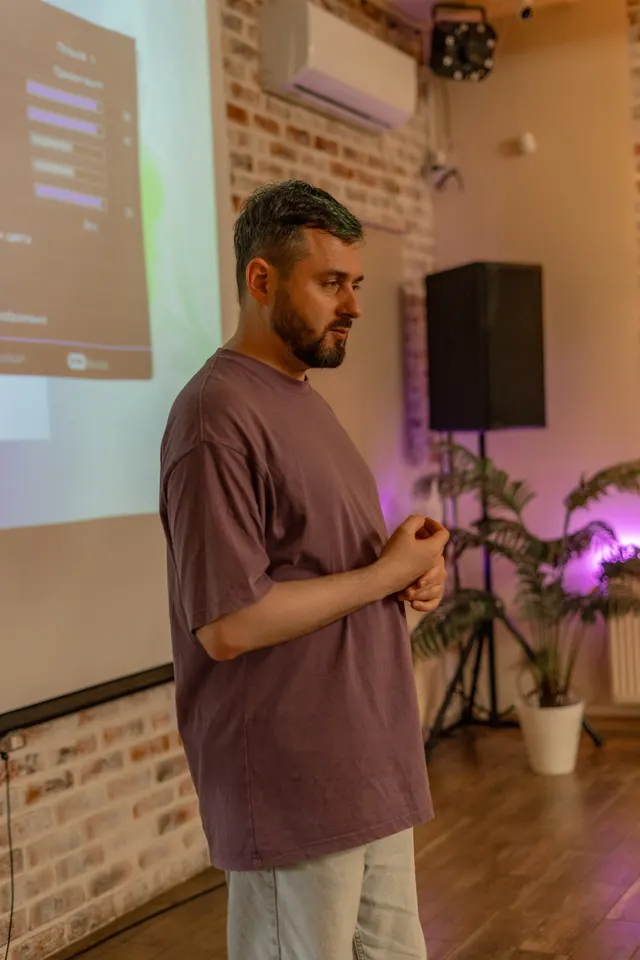 Константин Федосов в фиолетовом свете