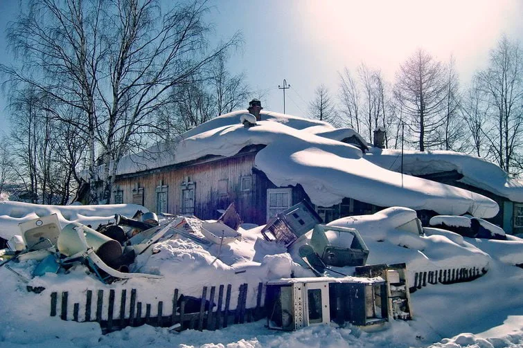 Занесённый снегом дом на Севере