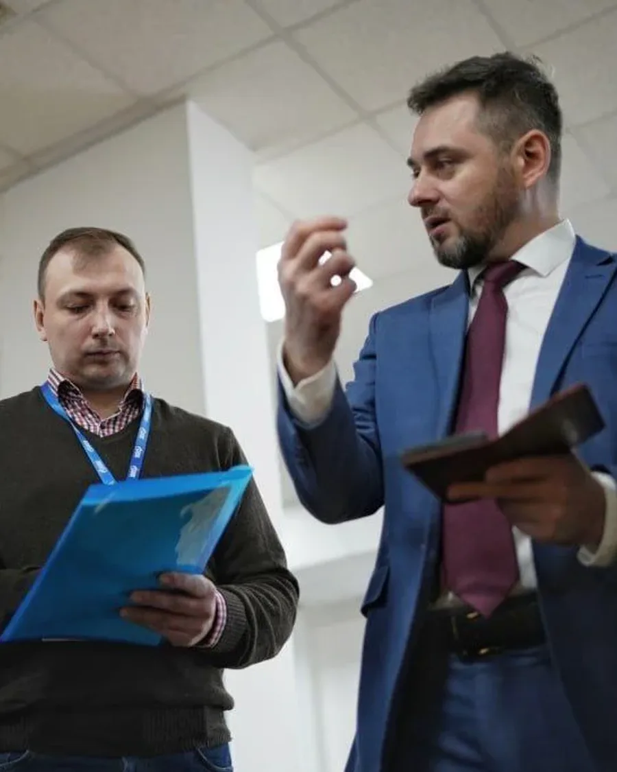 Константин Федосов обсуждает что-то с коллегами
