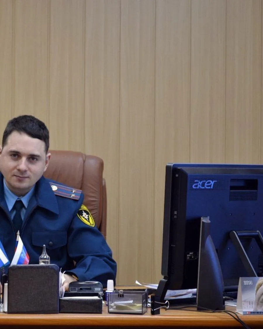 Константин Федосов в форме МЧС за рабочим столом