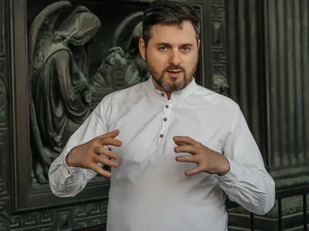 Константин Федосов у бронзовых врат на прогулке в Петербурге